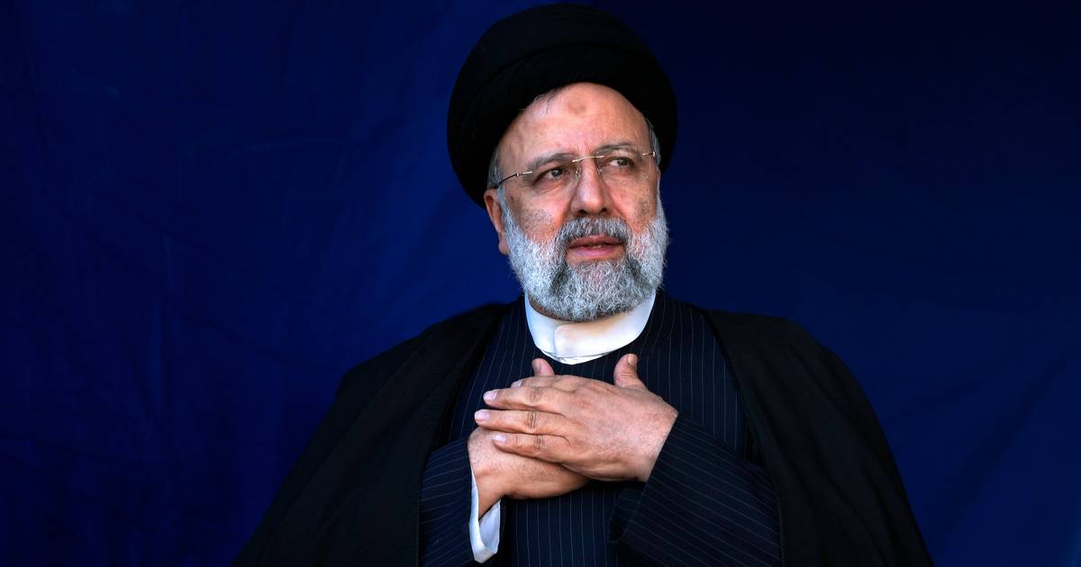 Helikopter uit konvooi Iraanse president betrokken bij ongeval: lot van Ebrahim Raisi onduidelijk.