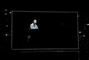 Duncan Laurence op een videoscherm tijdens de finale van het Eurovisie Songfestival 2021.