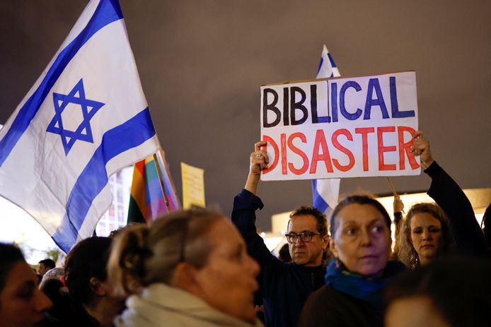 In Tel Aviv zijn zaterdagavond duizenden mensen op straat gekomen om te protesteren tegen de nieuwe regering van eerste minister Benjamin Netanyahu.