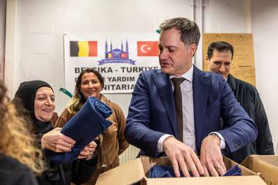 Premier De Croo bezoekt grootschalige inzamelactie van Turkse gemeenschap in Antwerpen: “Jong en oud, Turken en Belgen: iedereen werkt hier samen”