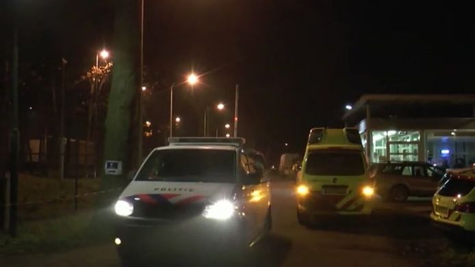 Politie en ambulance in actie bij de vechtpartij op het terrein van azc Overloon.