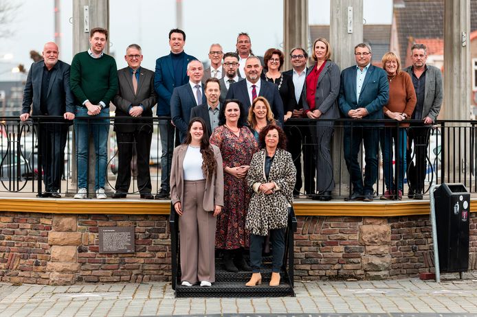 RAAMSDONKSVEER - De nieuwe gemeenteraad van Geertruidenberg met op de trap de nieuwelingen v.l.n.r achterste rij: Hein de Jongh (VVD), Mike Hofkens (Lokaal+), John van Vugt (Keerpunt ’74), midden: Peter Verschuren (Morgen!), Yvonne Weterings (VVD), voorste rij: Maj op de Laak (Lokaal+), Mariska Cornet (SVP), Annemiek van Rooij (Keerpunt ’74).
