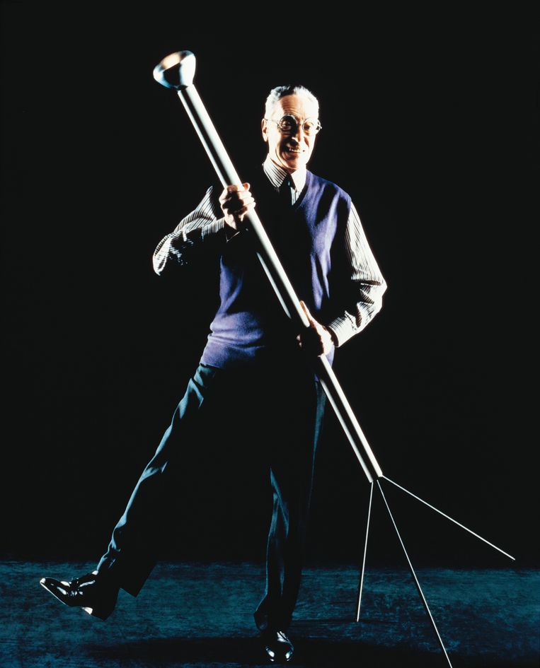 Achille Castiglioni met de vloerlamp ‘Luminator’, die hij samen met zijn broer Pier Giacomo ontwierp voor Flos. Beeld Jean Baptiste Mondino