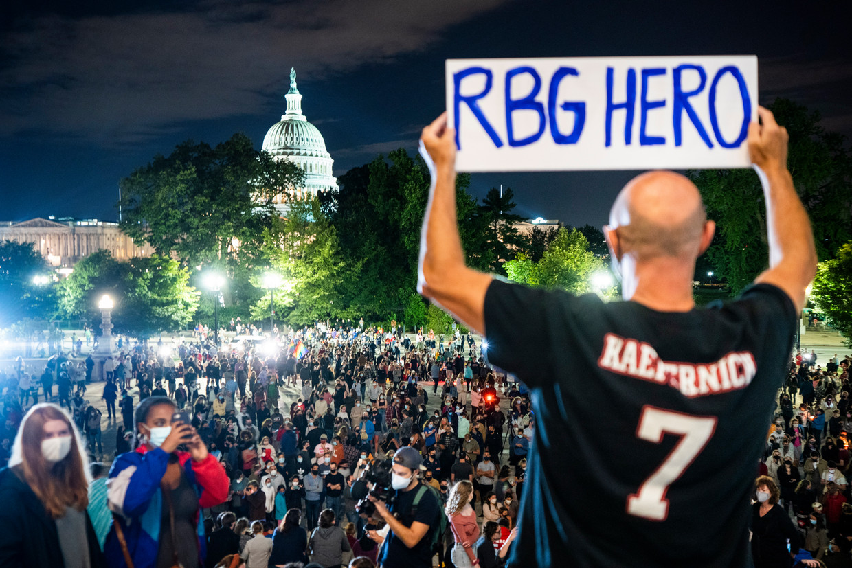 Vrijdagavond kwamen al de eerste mensen naar het Supreme Court in Washington om Ruth Bader Ginsburg te gedenken. Beeld EPA