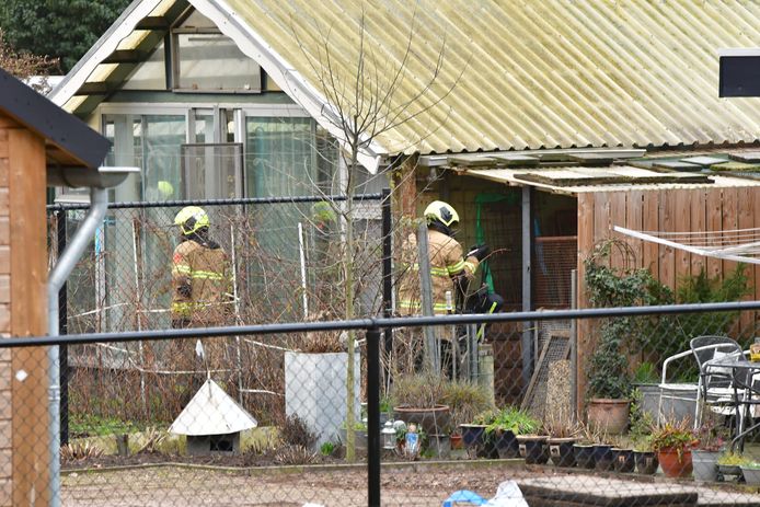 De brandweer heeft een vuurtje in een schuur aan de Heischeutstraat in Oss geblust.