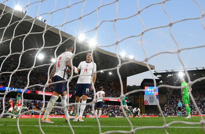 Kyle Walker en Harry Maguire staan er verslagen bij na de vierde goal van Hongarije.