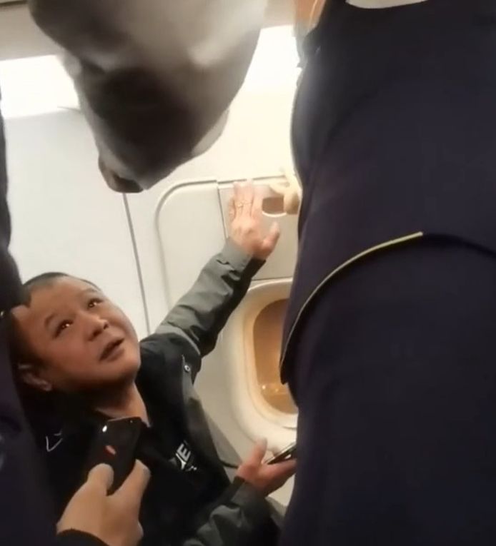 Door haar hand op de hendel te houden verhinderde de stewardess dat de passagier de nooduitgang opende.