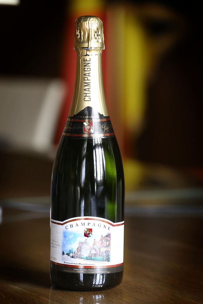 Oud gemeentehuis van Mannekensvere op champagnefles Middelkerke hln.be