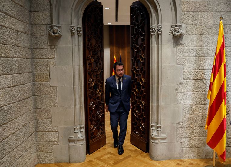 De Catalaanse president Pere Aragonès arriveert in het Palau de la Generalitat in Barcelona. Beeld REUTERS