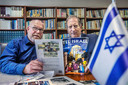 André Diepenbroek (links) en ambassadeur Aviv Shir-On tonen het stripboek Tel Israël dat onverwacht een bestseller werd.