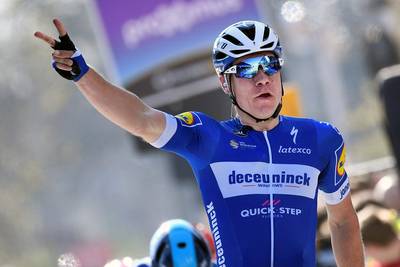 Jakobsen maakt indruk met sprintwinst op Bennet en Cavendish