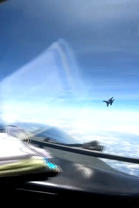 Un avion de chasse chinois s'approche dangereusement d'un “avion espion” américain
