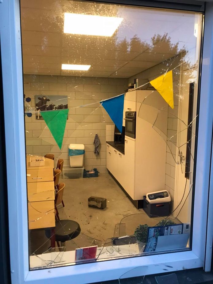 Vandalen vernielden een ruit van een dagbesteding in Puttershoek.