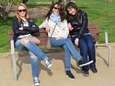 Trois filles sur un banc: une photo pas si banale que ça
