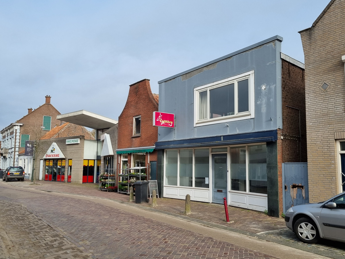 Huidig aanzicht van de Dorpsstraat met links het Mastboomhuis dan winkelpassage De Schakel, de bloemisterij en de schoenenwinkel.