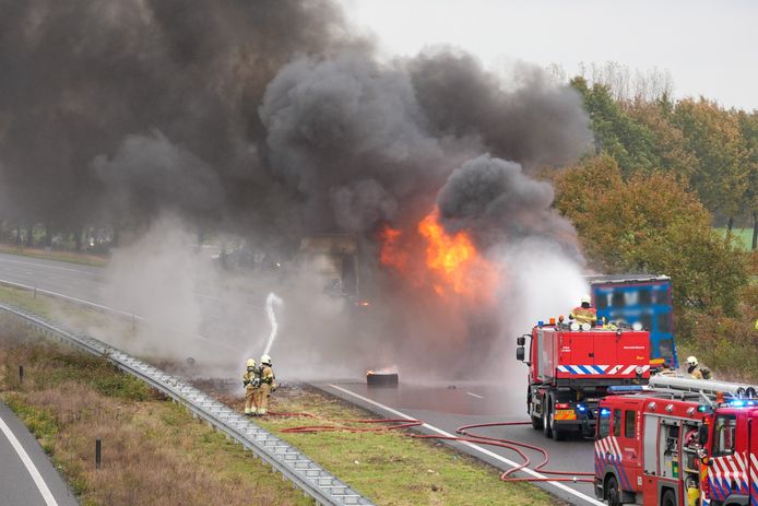 Een oplegger van een vrachtwagen staat dinsdagmiddag in brand op de A50 bij Herpen.