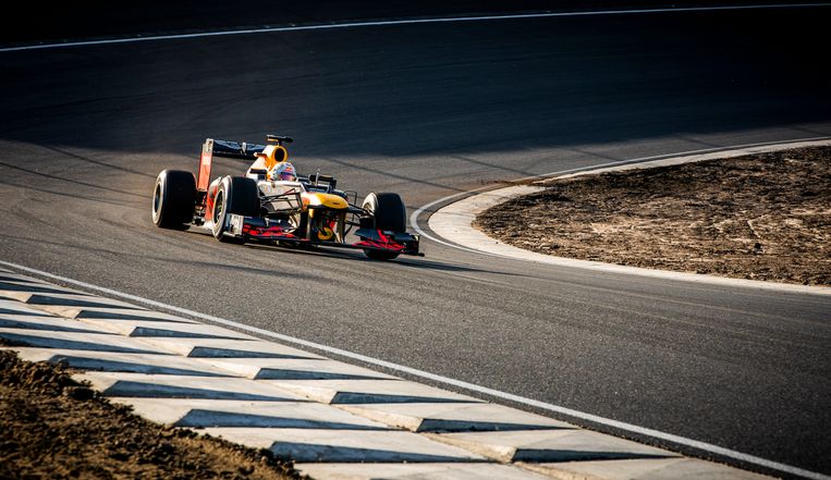 Max Verstappen rijdt op 4 maart in een Formule 1-auto van Red Bull uit 2012 het eerste officiële rondje over het vernieuwde circuit van Zandvoort. Beeld Freek van den Bergh