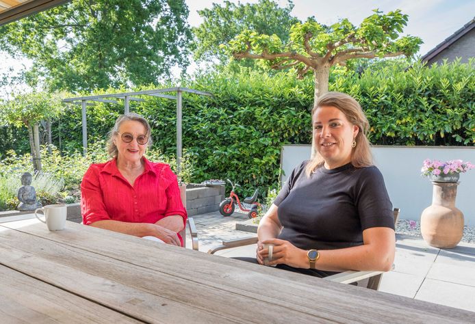 Voormalig pleegmoeder Carla van der Bijl (l) en Eva van Ginneken van Juvent noemen pleegzorg broodnodig. De jeugdzorgorganisatie steunt pleeggezinnen in hun zware taak.