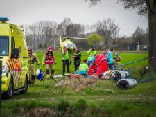 Wielrenner overleden aan verwondingen nadat hij eerder onder van tractor losgeraakt werktuig kwam