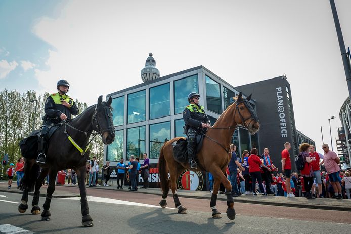 Bereden politie bij De Kuip voor aanvang van de finale om de KNVB beker.