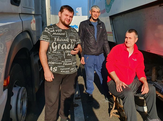 De Oekraïense chauffeurs Ivan Kulyk, Oleksandr Kovalchuck en Valentyn Filinok (vlnr).