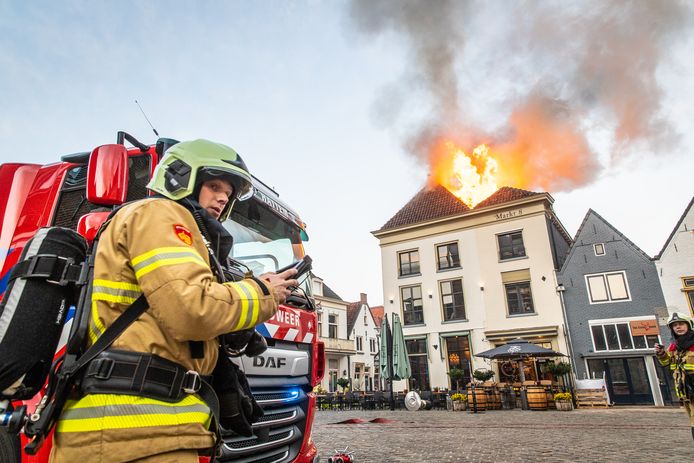 De vlammen slaan metershoog uit het monumentale pand aan de Markt in Hattem.