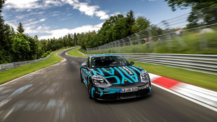 Porsche Taycan op de Nordschleife van de Nürburgring