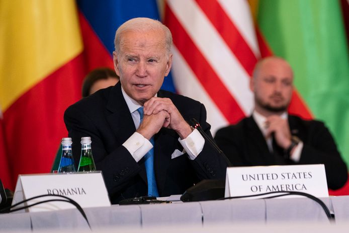 De Amerikaanse president Joe Biden gisteren tijdens een overleg met de leiders van de 'Boekarest Negen', een groep van negen landen die samen de oostflank van het NAVO-grondgebied beslaan.