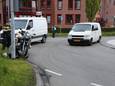 Een motorrijder ging zaterdagochtend in Barneveld onderuit door olie op de weg.