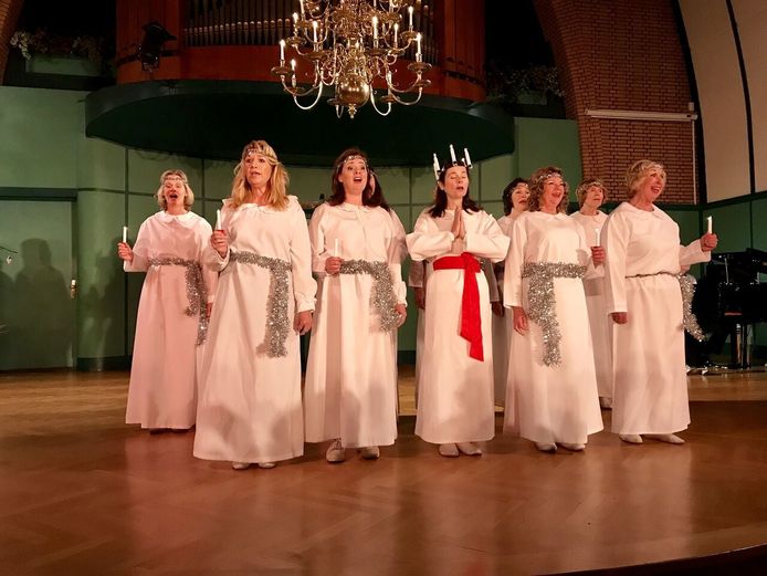 Muz' en Scène, uitgedost in 'Lucia-wit', hier in de Oldenzaalse Hofkerk. De zanggroep bestaat overigens uit vrouwen en mannen.