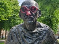Standbeeld van Gandhi in Amsterdam beklad