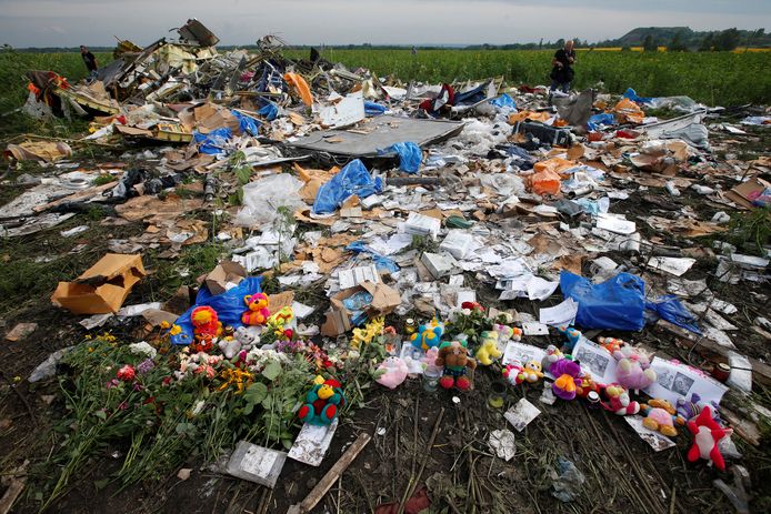 Knuffels door de lokale bevolking neergelegd bij de brokstukken van de gecrashte vlucht MH17 van Malaysia Airlines in het oosten van Oekraïne, honderd dagen na het ongeluk.