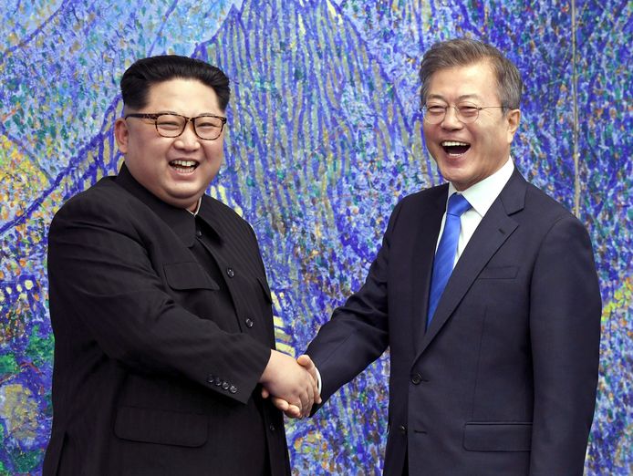 De Noord-Koreaanse leider Kim Jong-un (L) en de Zuid-Koreaanse president Moon Jae-in (R).