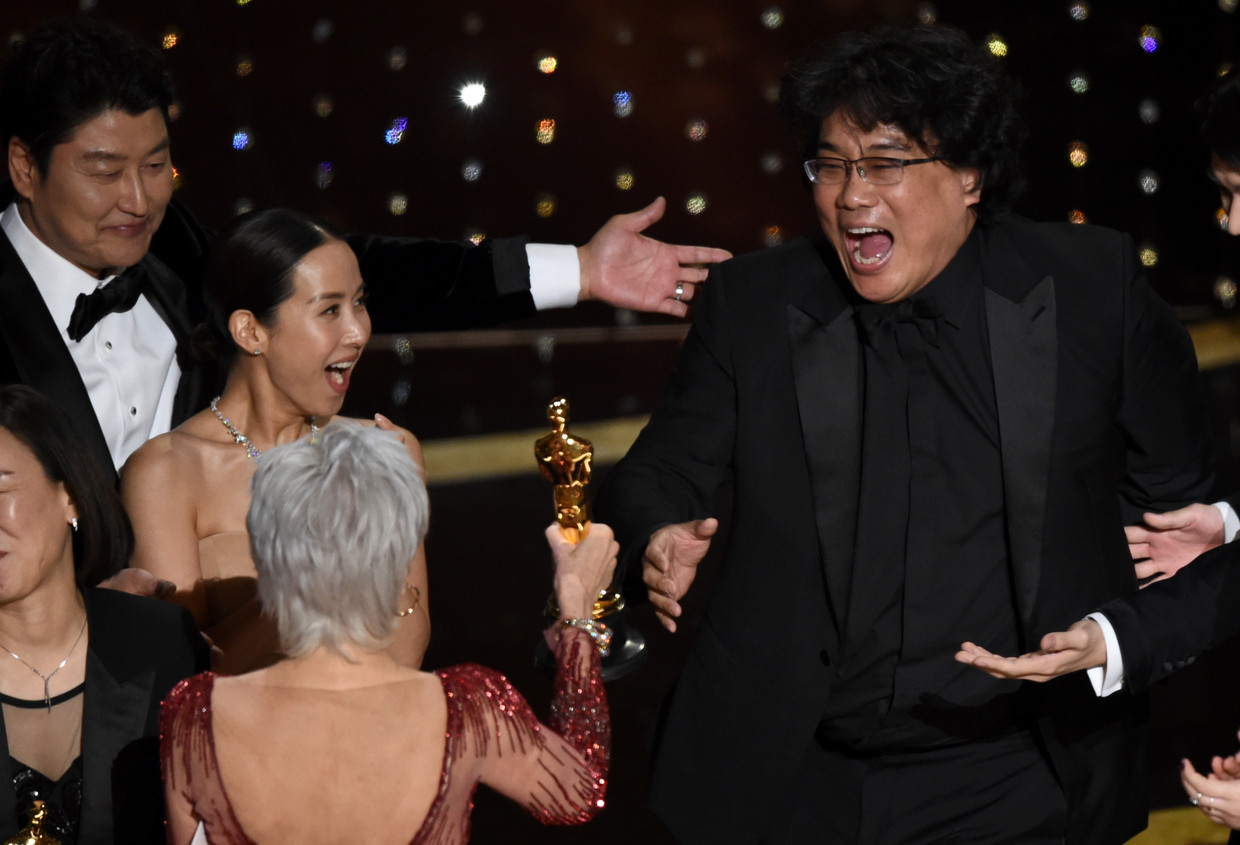 'Parasite'-regisseur Bong Joon-ho ontvangt de Oscar voor ‘Beste Film’ uit de handen van Jane Fonda. Beeld Chris Pizzello/Invision/AP