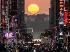 Op zoek naar het perfecte plaatje in New York: duizenden komen af op ‘Manhattanhenge’