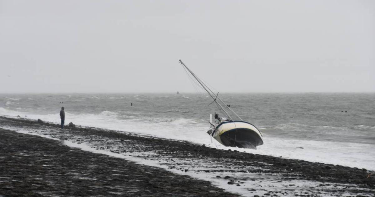 Zoekactie nadat zeiljacht vastloopt op strand van Westkapelle: dan komt eigenaar de zee uitlopen, na