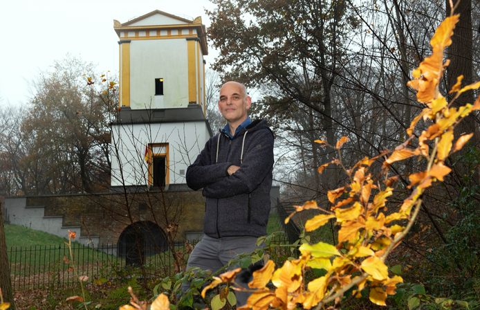 Dirk van der Meer, secretaris van de Stichting Behoud de Tombe Van Nellesteijn, bij de graftombe en de toren in Leersum.