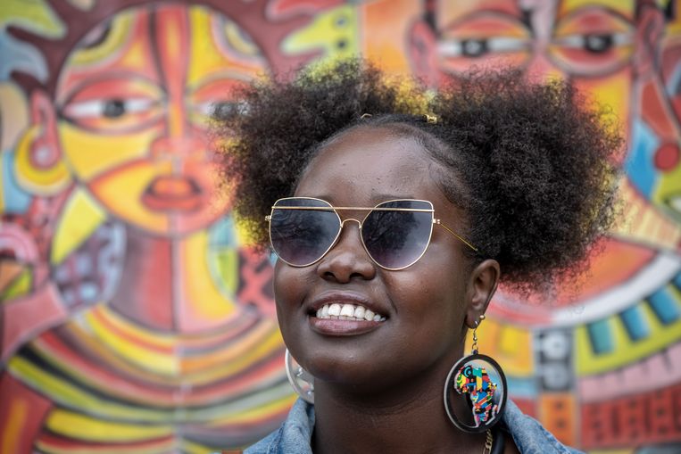 Een bezoeker aan het jaarlijkse ‘natural hair event’ in Nairobi. Beeld Sven Torfinn / de Volkskrant