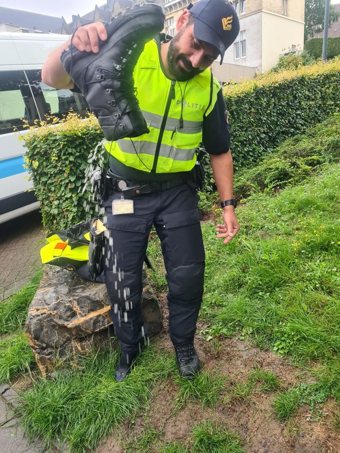 Wijkagent Tuncay moest regelmatig zijn schoenen legen.