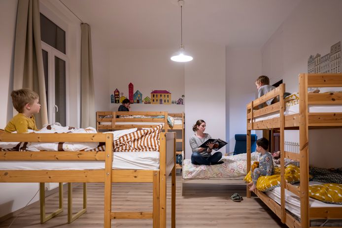 Nog een verhaaltje voor het slapen gaan en dan gaat het licht uit in kinderhotel Kamaan. De kapel van het vroegere klooster werd omgebouwd tot slaapzaal.