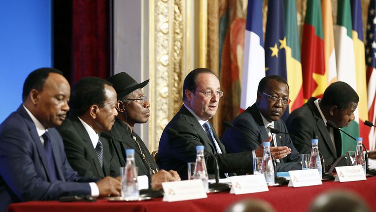 Van links naar rechts: president Issoufou (Niger), president Biya (Kameroen), president Jonathan (Nigeria), president Hollande (Frankrijk), president Deby Itno (Tsjaad) en president Boni Yayi (Benin), vandaag in Parijs. Beeld getty