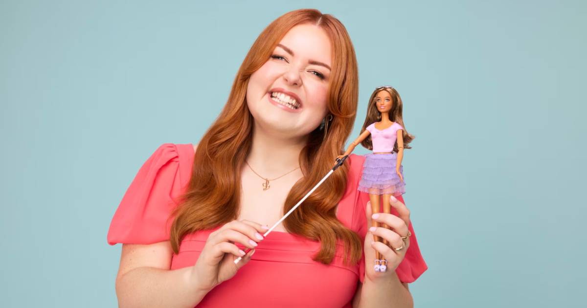 Fabricant commercialise une Barbie aveugle, avec canne et lunettes |  Montrer