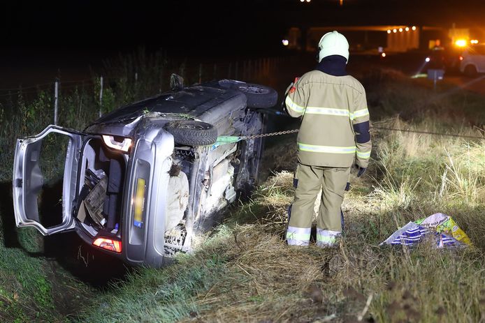 Auto belandt in sloot op A50 bij Schaijk.