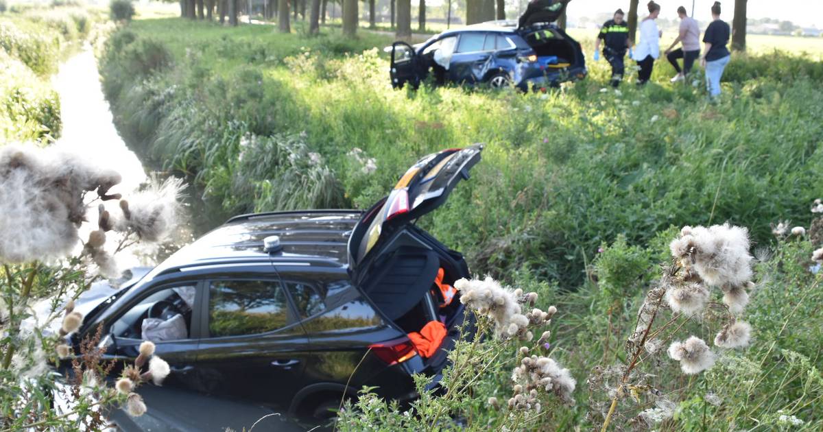 Auto belandt in sloot bij botsing in Ammerzoden.