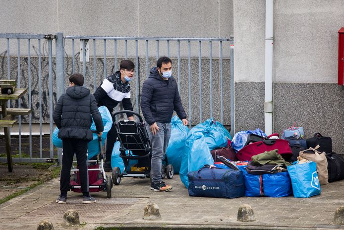 Sinds deecember vertrokken regelmatig groepen Afghaanse vluchtelingen vanaf Heumensoord.  De eerste vertrekkers werden overgeplaatst naar het asielzoekerscentrum (azc) in ’s-Gravendeel, bij Dordrecht.