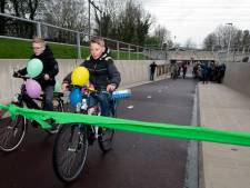 Tocht door nieuwe fietstunnel in Olst is dankzij Marina, Cas en Matthias kleurrijke reis door de tijd