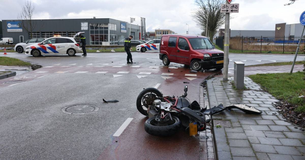 Motorrijder belandt gewond in de greppel na botsing met auto in Kampen.