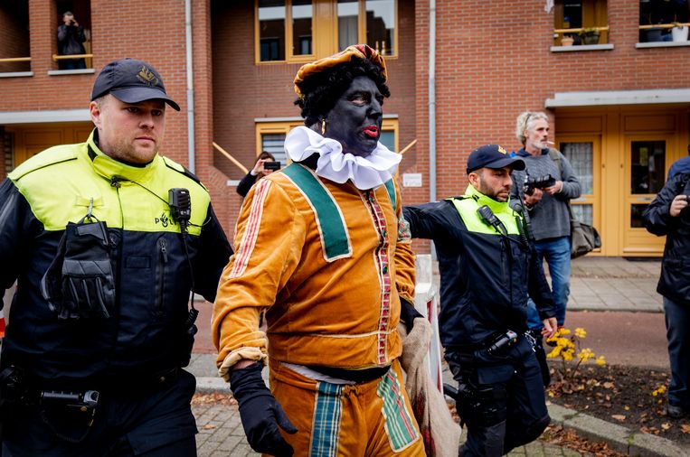 Edwin Wagensveld, voorman van Pegida, wordt verkleed als Zwarte Piet aangehouden in Apeldoorn tijdens de intocht van Sinterklaas. Beeld ANP