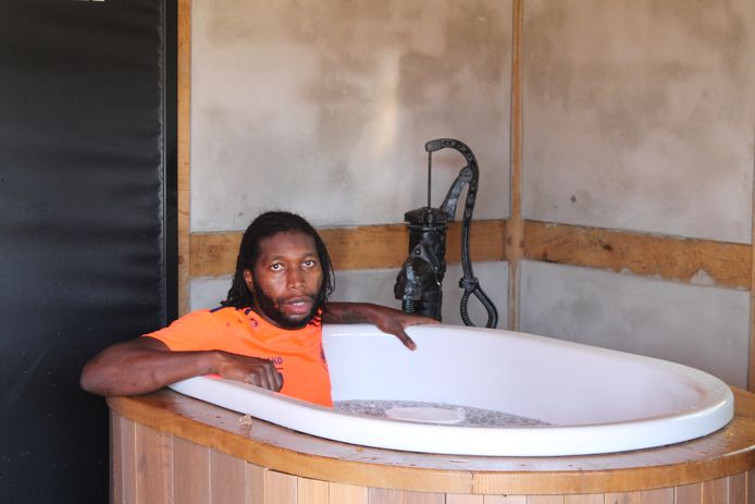 Dieumerci Mbokani nam na de training een ijsbad om af te koelen. Heel lang hield hij het niet vol wegens "te fris'.