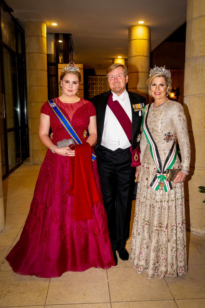 Prinses Amalia van Nederland, koning Willem-Alexander van Nederland en koningin Maxima van Nederland verlaten hun hotel voor het huwelijksbanket van kroonprins Al Hussein Bin Abdullah van Jordanië en Rajwa Al Saif op 1 juni , 2023 in Amman, Jordanië.